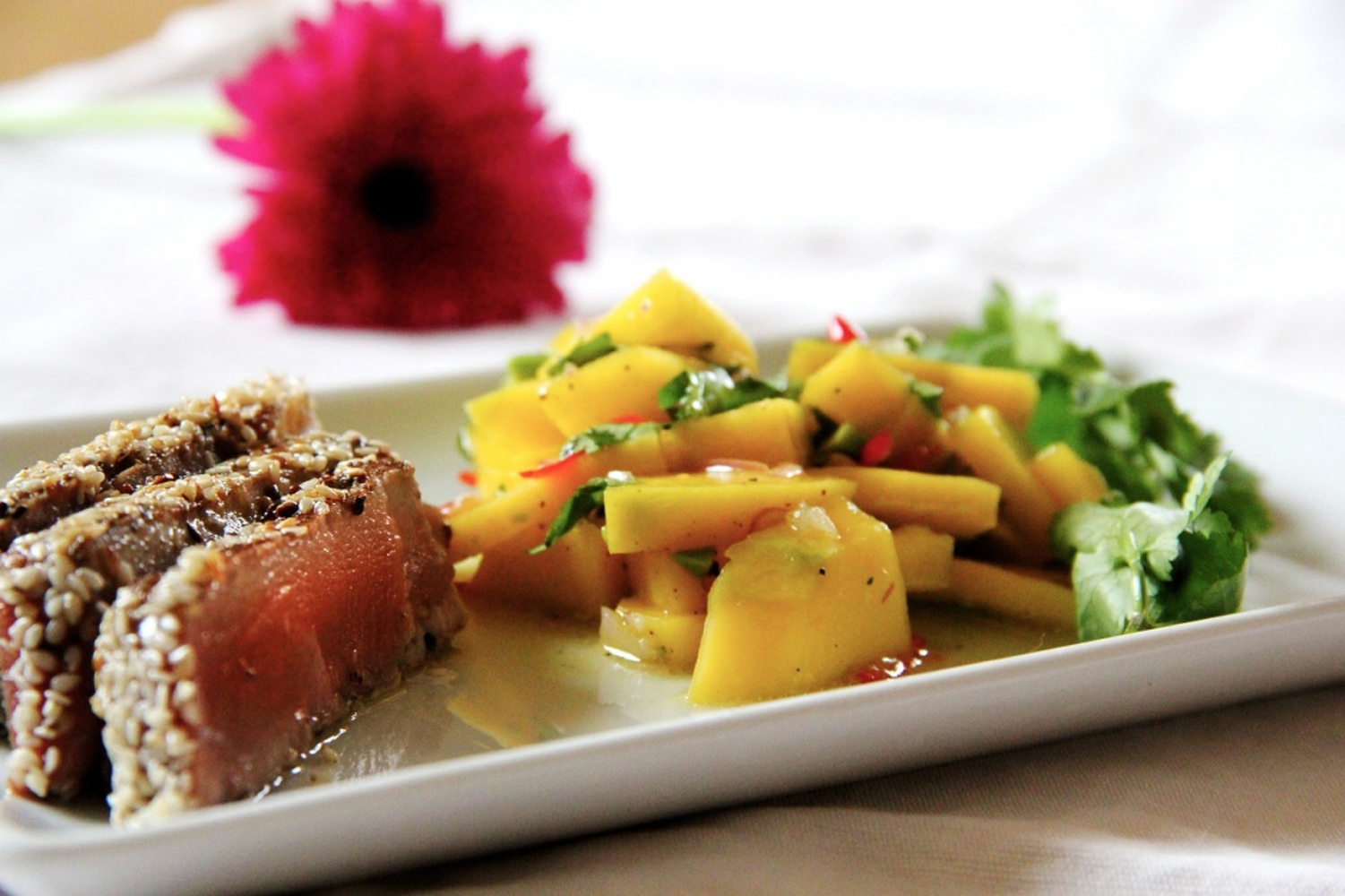TATAKI DE ATÚN CON SÉSAMO Y ENSALADA DE PAPAYA