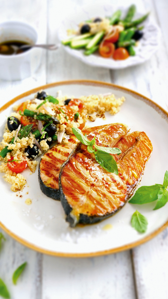 SALMÓN ASADO ACOMPAÑADO DE ENSALADA DE QUINOA