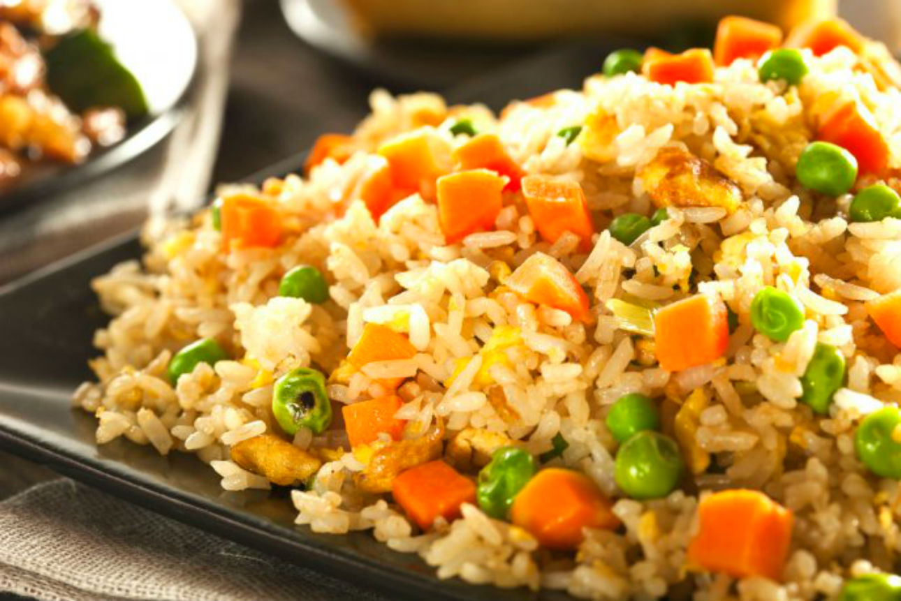ARROZ AL ESTILO CHINO CON SALTEADO DE VERDURAS, POLLO Y SOJA