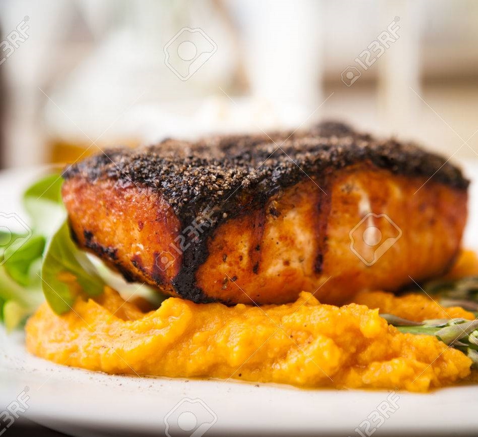 SALMÓN A LA PLANCHA CON PURE DE BATATA AMARILLA Y CALABACÍN